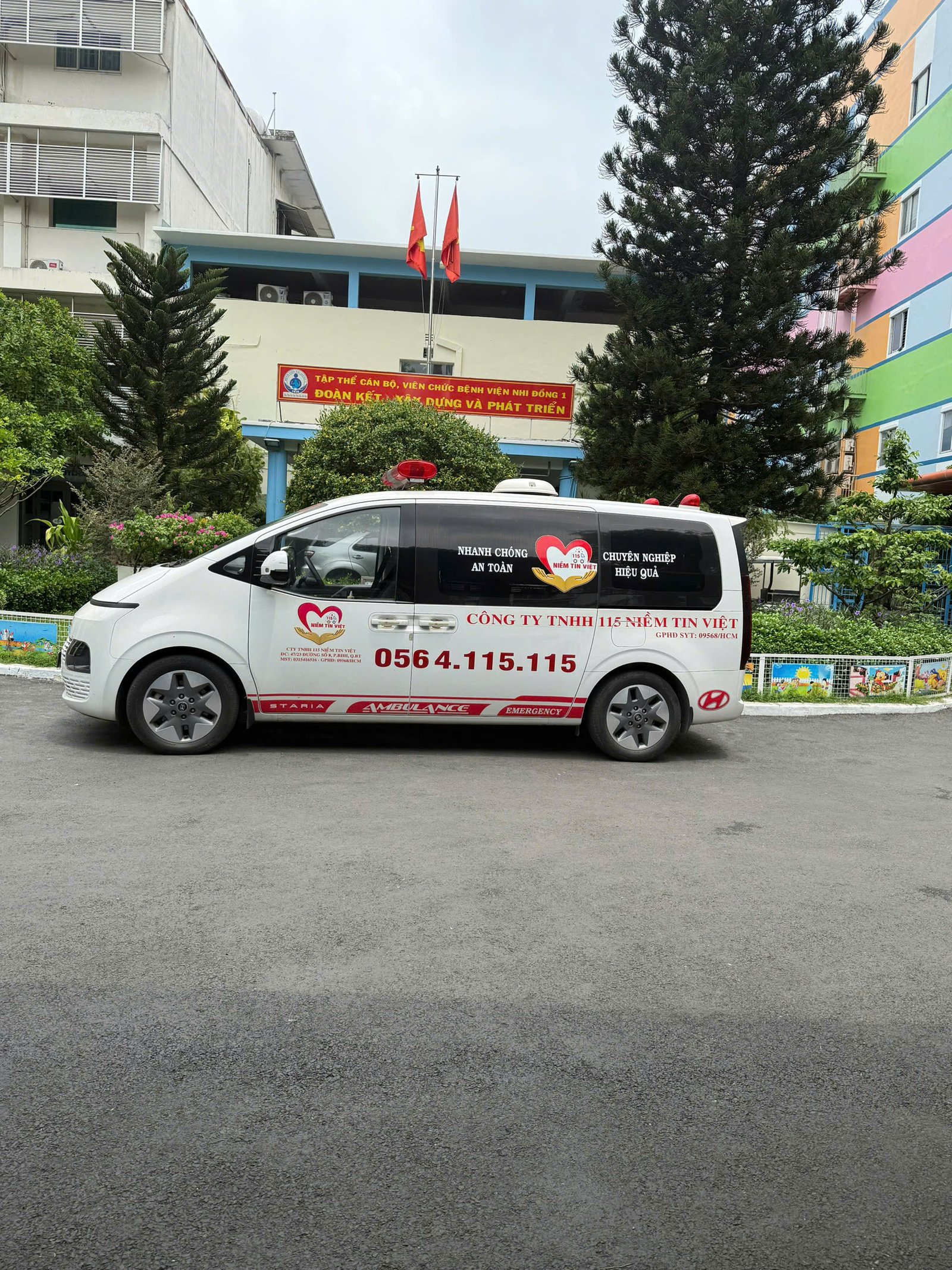 Dịch Vụ Xe Cứu Thương Đưa Rước Người Cao Tuổi Đi Khám Bệnh An Toàn -